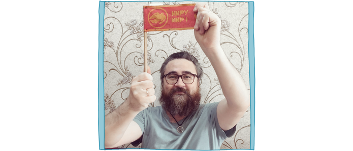 Raushan Valiulin with a flag reading «Peace to the World», March 2022. / Photo: Raushan Valiulin’s social media