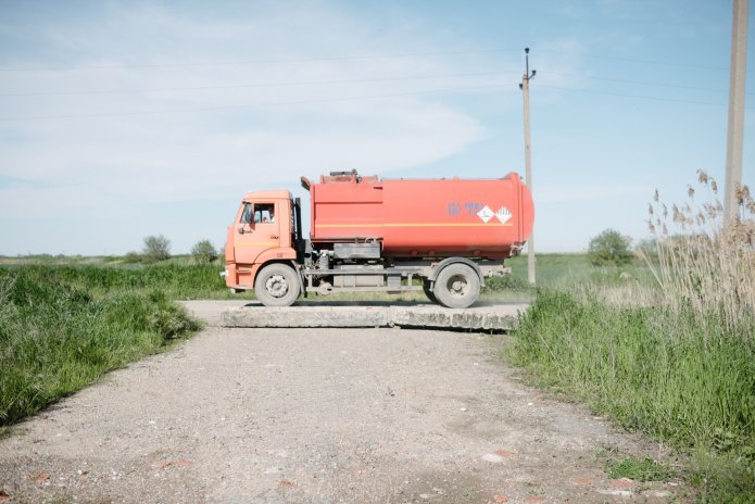 Garbage trucks pass by the villagers' houses every 15 minutes, but after the visit of prosecutor's office representatives the amount of trucks slightly decreased / Photo: Alina Desyatnichenko for Novaya Vkladka