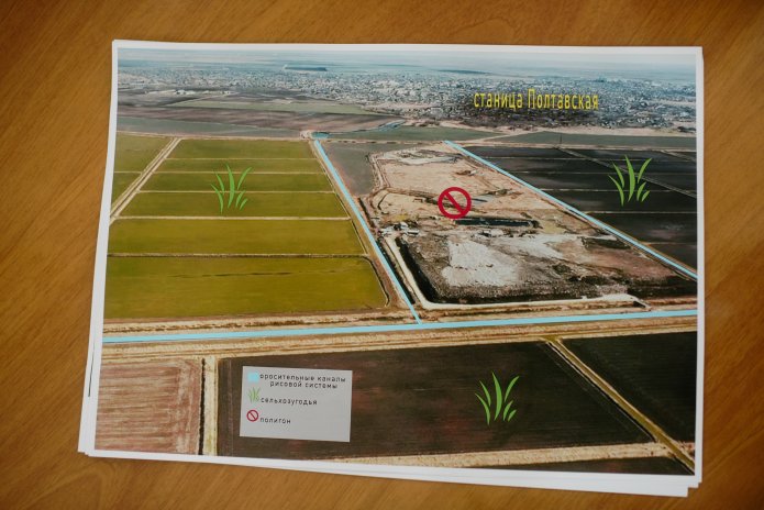 Activists show the photo from a copter where you can see the absence of a sanitary zone. According to the villagers, on the documents the boards of the landfill were moved / Photo: Alina Desyatnichenko for Novaya Vkladka