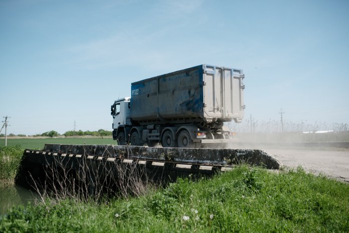 The existing bridge to the landfill has already cracked, and the villagers have been fed with promises of a new road for the past 2 years / Photo: Alina Desyatnichenko for Novaya Vkladka