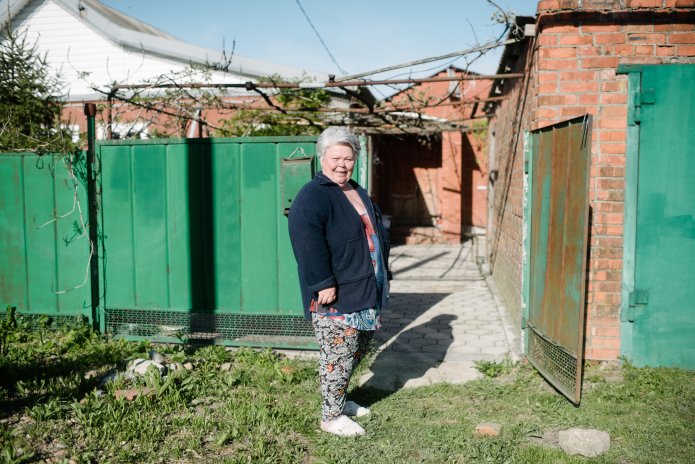 Luidmila Borisovna lives half a kilometer away from the landfill, but she has to carry her own garbage to the public trash container in the center of the village / Photo: Alina Desyatnichenko for Novaya Vkladka