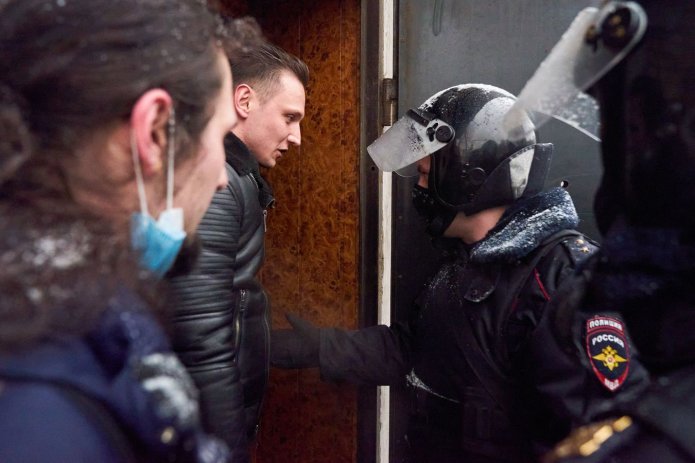 Полицейские пытаются задержать адвоката Дмитрия Захватова в коллегии адвокатов недалеко от «Матросской тишины», Москва, 31 января 2021 года / Фото: Валерий Теневой