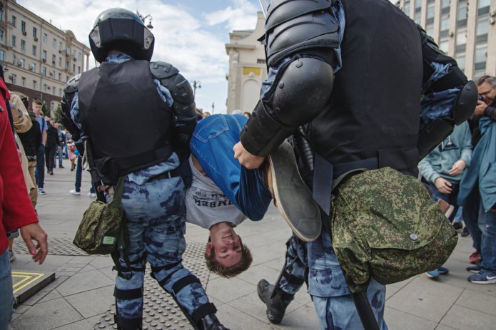 Задержание на Пушкинской площади / Фото: Анастасия Медведева для ОВД-Инфо