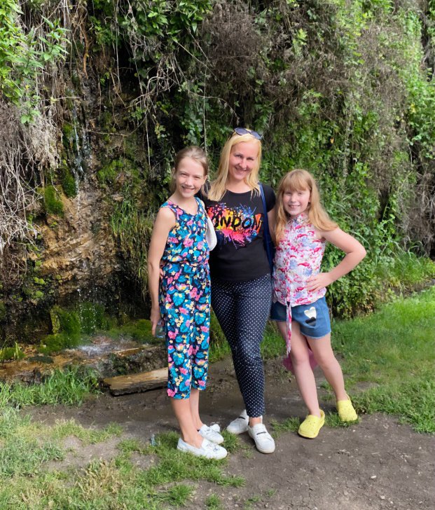 Elena Zholiker with her daughters — Varya and Sonya / Photo from the personal archive