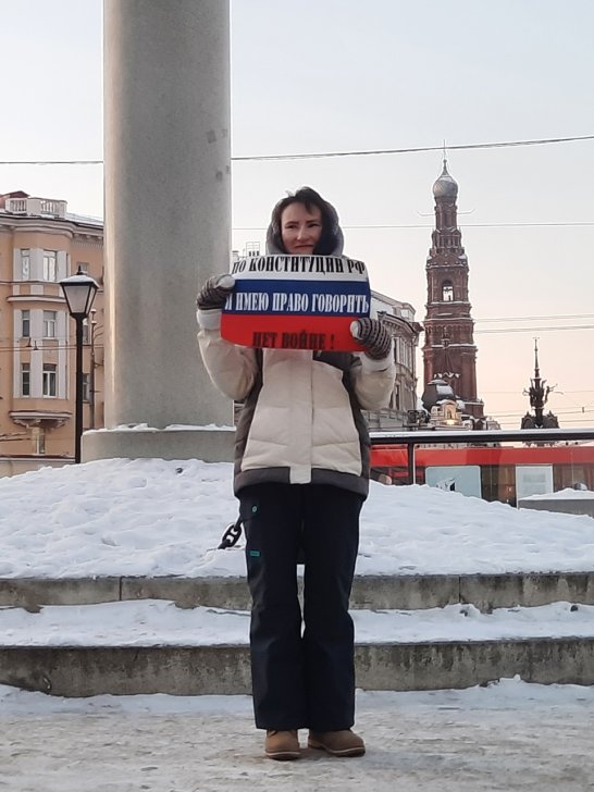 Gulia Mukhametzyanova in a solitary picket, Kazan, December 4, 2022. Photo: <a href="https://activatica.org/content/339f5174-6a45-4be5-a959-ba13b7920dd4/v-centre-kazani-prohodit-antivoennyj-piket">Activatica.org</a>