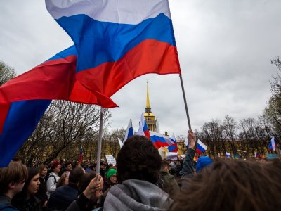Оттоптались на кизильщике: с петербургских оппозиционеров требуют 11 миллионов за цветы