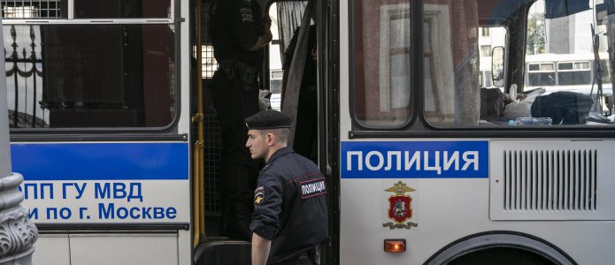 У задержанных отбирают вещи и телефоны в автозаке: новая тенденция московских митингов