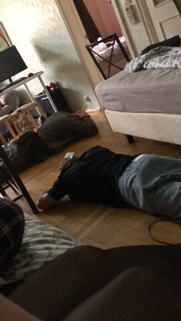 Четыре часа на полу и удар берцем в пах: рассказ об обыске в студии «Навальный Live»