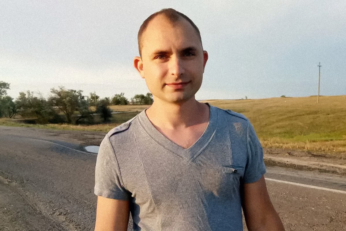 Jehovah’s Witness Artem Shabliy. He was violently detained during a May 2020 raid in Kerch. Officers forced him to stand for hours beside a shattered window, while his young son cut his feet on the glass / Photo: jw-russia.org